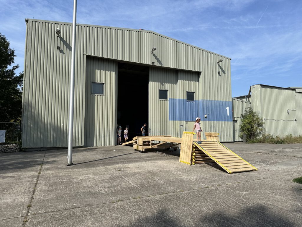 Hangar vor hellblauem Himmel