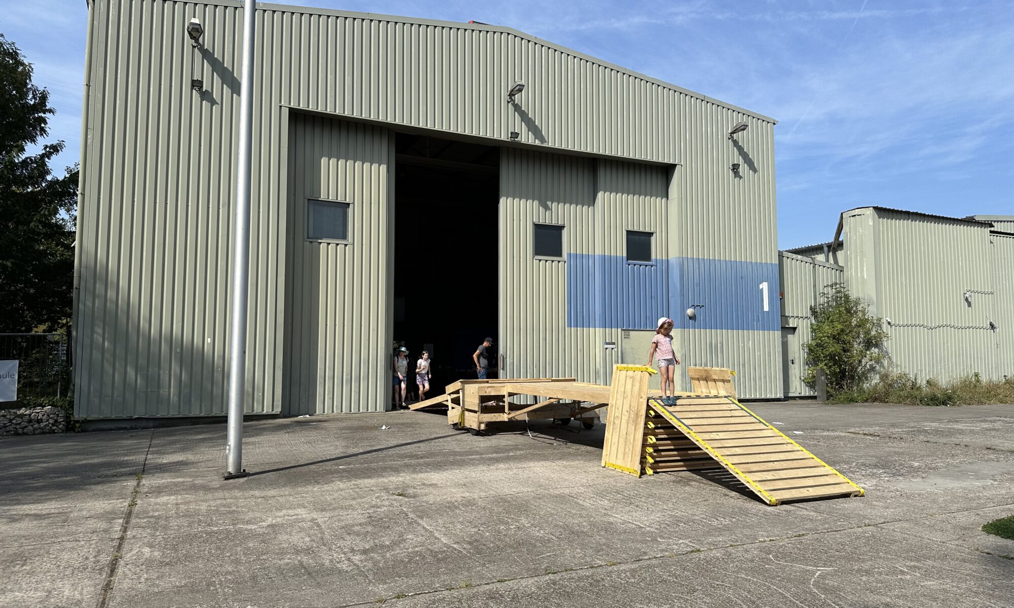 Hangar vor hellblauem Himmel